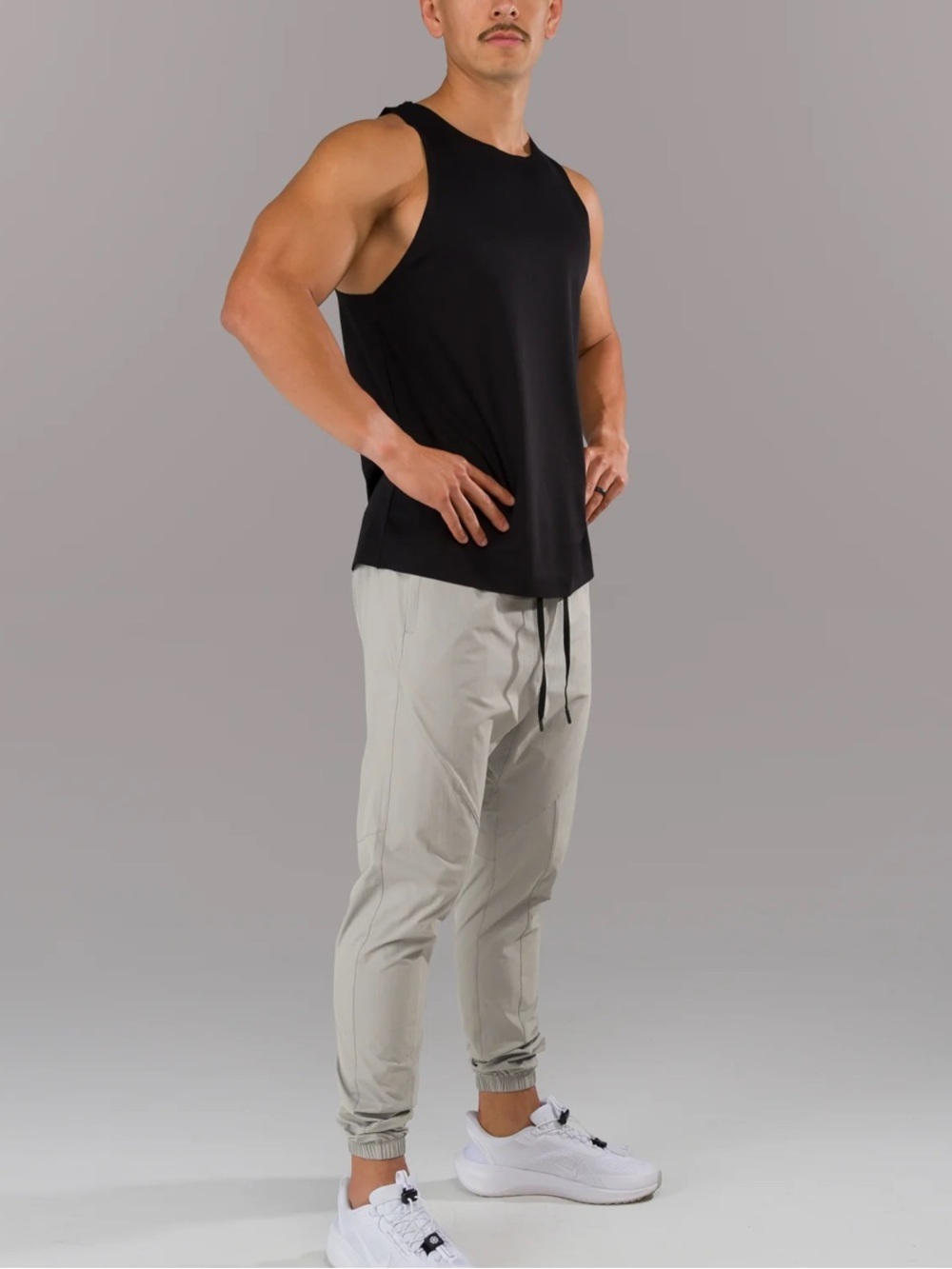 Alphalete Chalkline Apex Jogger in Light Gray with Black Waistband Size XL